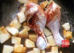 Illustration of how to cook potatoes and braised chicken legs 5