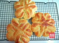 Illustration of how to make flower-shaped coconut bread 8
