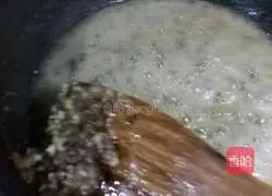 Illustration of how to make spicy beef sauce 3