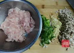 Illustration of how to make pearl meatballs 2