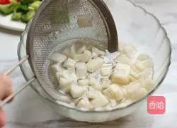 Illustration of how to make stir-fried lotus root with mixed black bean paste 5