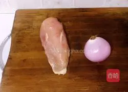 Onions mixed with shredded chicken Illustration of how to do it 1