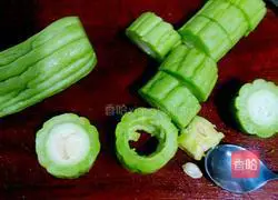  Illustration of how to make bitter melon stuffed with meat 1