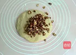 Illustration of how to make whole wheat brown sugar and red date European buns 7