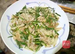 Illustration of how to make fried rice noodles with pickles 6