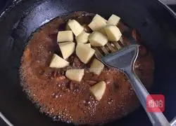 Illustration of braised chicken legs with mushrooms and potatoes 8