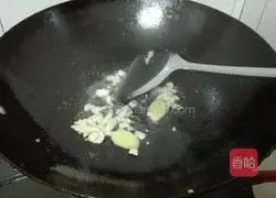 Illustration of Braised Chicken Nuggets with Double Peppers and Mushrooms 7