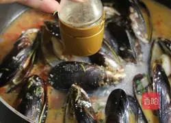 Illustration of how to cook mussels in French white wine 7