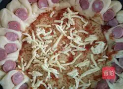 Illustration of how to make ham, corn and vegetable pizza 11