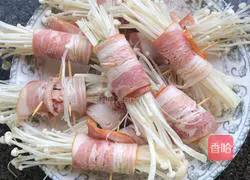 Illustration of how to make pan-fried bacon and enoki mushroom rolls 5