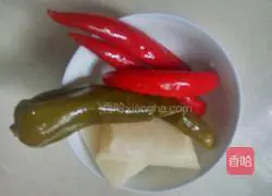 Illustration of how to stir-fry lean meat with kimchi 1