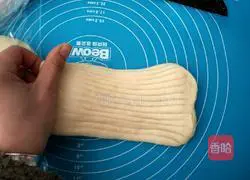 Illustration of how to make scallion sesame bread 9