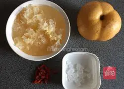Illustration of how to make rock sugar, snow pear, wolfberry and tremella soup 1