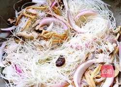 Illustration of how to make fried rice noodles with mushrooms and eggs 8