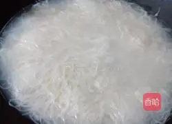 Illustration of how to make three-thread fried rice noodles 3