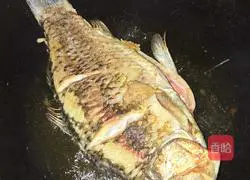 Illustration of how to make sweet and sour crucian carp 2