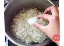 Illustration of how to make red dates, wolfberry and white fungus soup 5