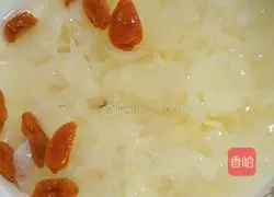 Illustration of how to make wolfberry and white fungus syrup 2