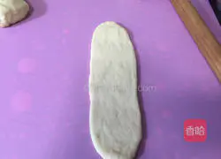 Illustration of how to make bacon, cheese and meat floss breadsticks 6