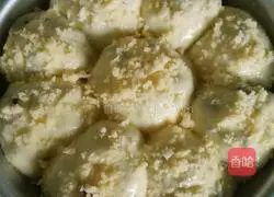 Illustration of how to make raisin flower bread 13