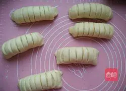 Illustration of how to make meat floss bread 8