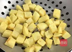 Illustration of how to make sweet and sour pork ribs and potatoes 5