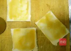 Illustration of how to make golden bread rolls 4