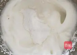 Illustration of how to make egg white soufflé 3