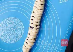 Illustration of how to make honey bean wreath bread 10