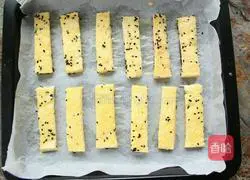 Irresistibly fragrant and crispy—Illustration 6 of how to make golden bread sticks