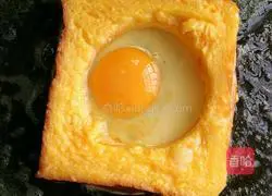 Illustration of how to make egg fried bread 6