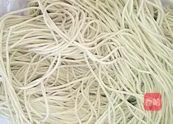 Illustration of how to make hot-dry noodles at home 1