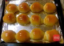 Illustration of how to make classic buns 17