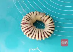 Illustration of how to make bean paste bagels 11
