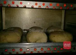 Illustration of how to make banana rice bread 5