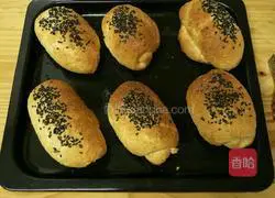 Illustration of making homemade whole wheat bread 15