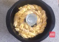 Illustration of how to make coconut hand-shredded bread 8