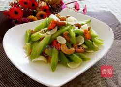 Illustration of how to make fried cashews with celery and lily 7