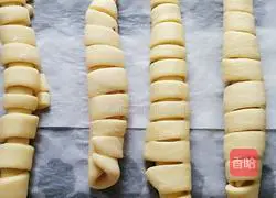 Illustration of how to make mulberry jam bread 14