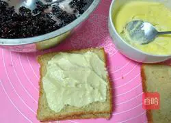 Illustration of how to make purple rice cheese bread 12