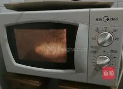 Illustration of how to make three delicacies by hand 2