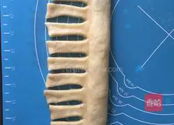 Illustration of how to make caterpillar bread 15