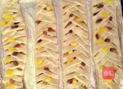 Illustration of how to make raisin and pineapple bread 6