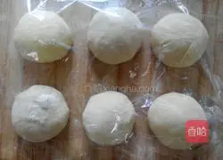 Illustration of making caterpillar meat floss bread 7