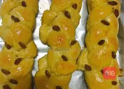 Illustration of how to make braided bread 9