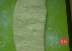 Illustration of how to make bread with a bread machine 6