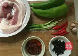 Illustration of how to make twice-cooked pork with black bean sauce 1
