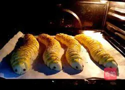 Illustration of how to make caterpillar bread 11