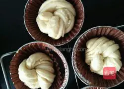 Light cream hand-shredded coconut Illustration of how to make bread 14