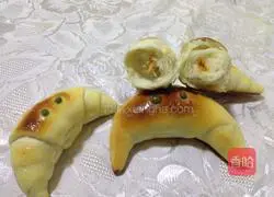 Illustration of how to make horn and meat floss bread 1